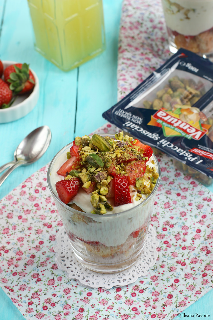 Verrine al limoncello con fragole e pistacchi