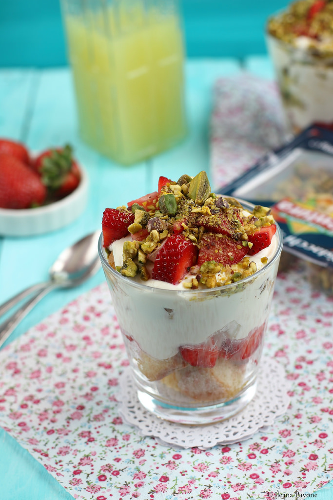 Verrine al limoncello, fragole e pistacchi