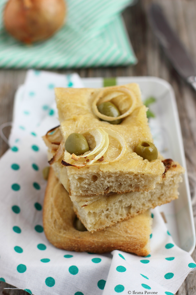 Focaccia con olive, cipolle e alici