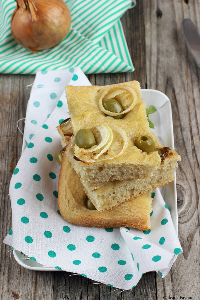 Focaccia con alici, olive e cipolle