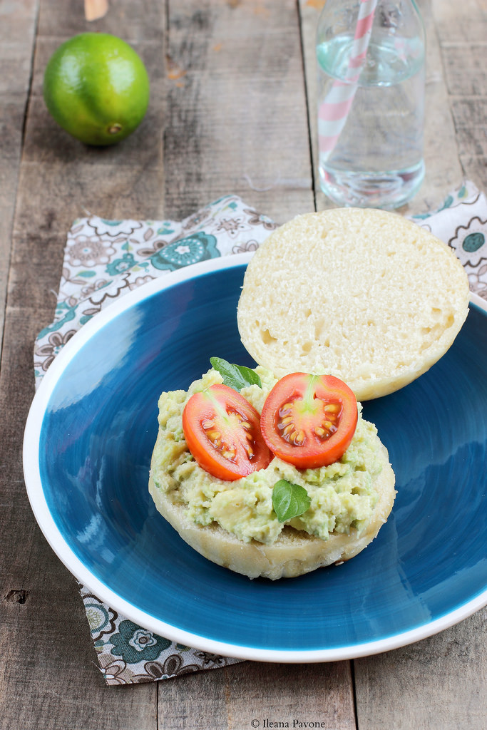 Panini con avocado e pomodorini