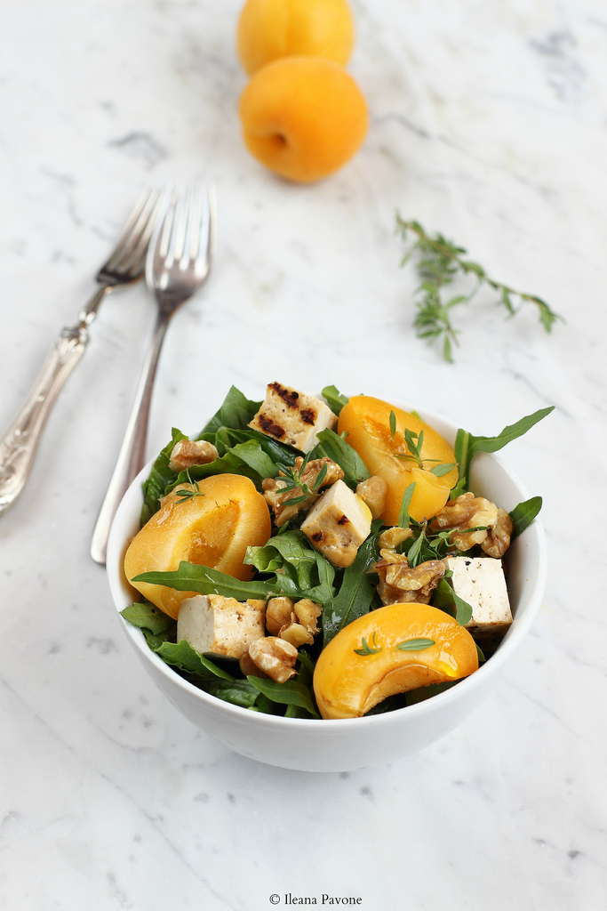 Insalata con tofu, noci e albicocche