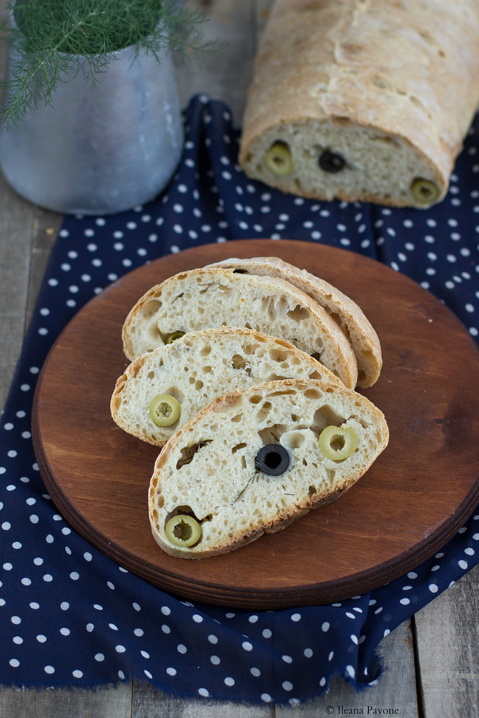 Pane alle olive, aglio e finocchietto