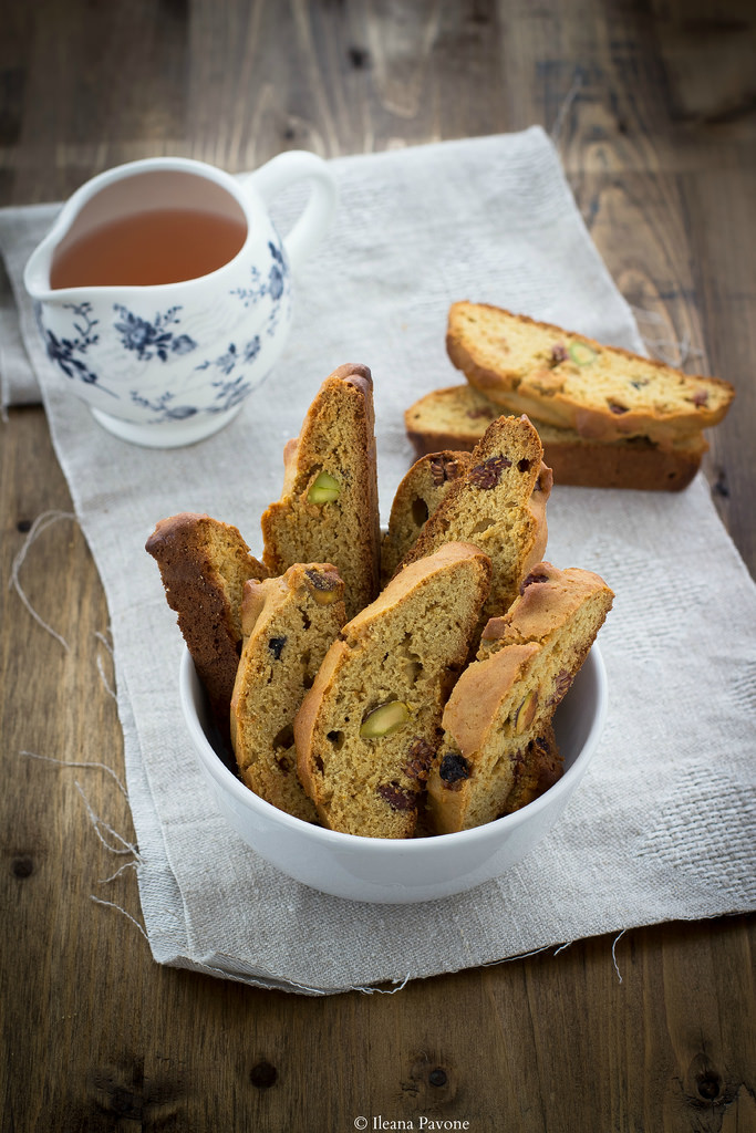 Biscotti rustici ai pistacchi e frutti rossi