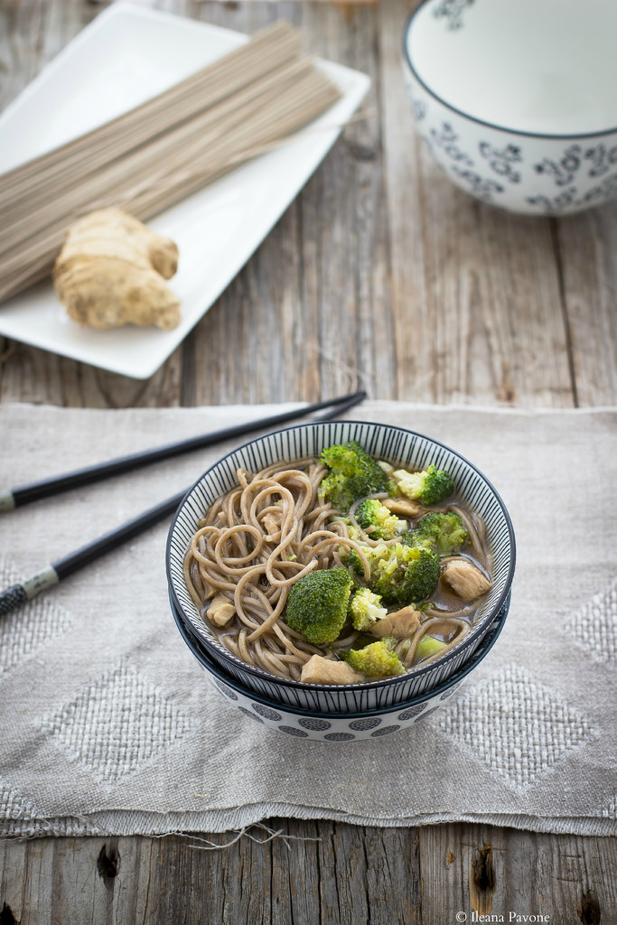 Zuppa di soba con tacchino e broccoli