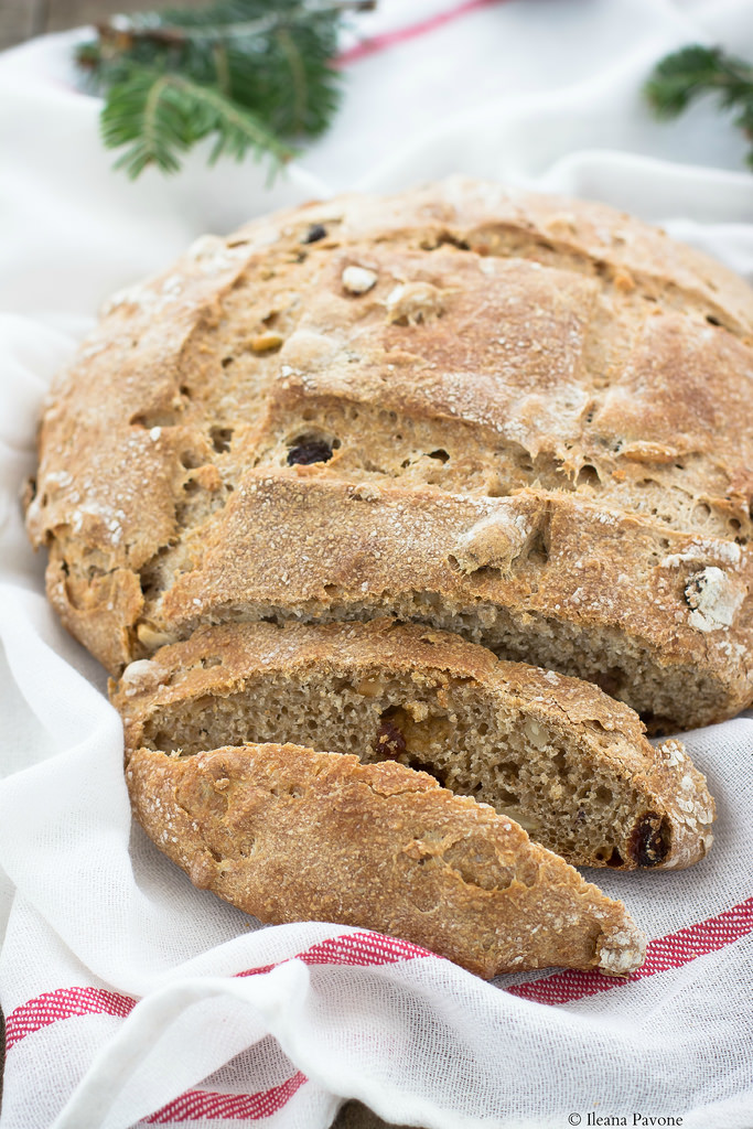 Pane con frutta secca