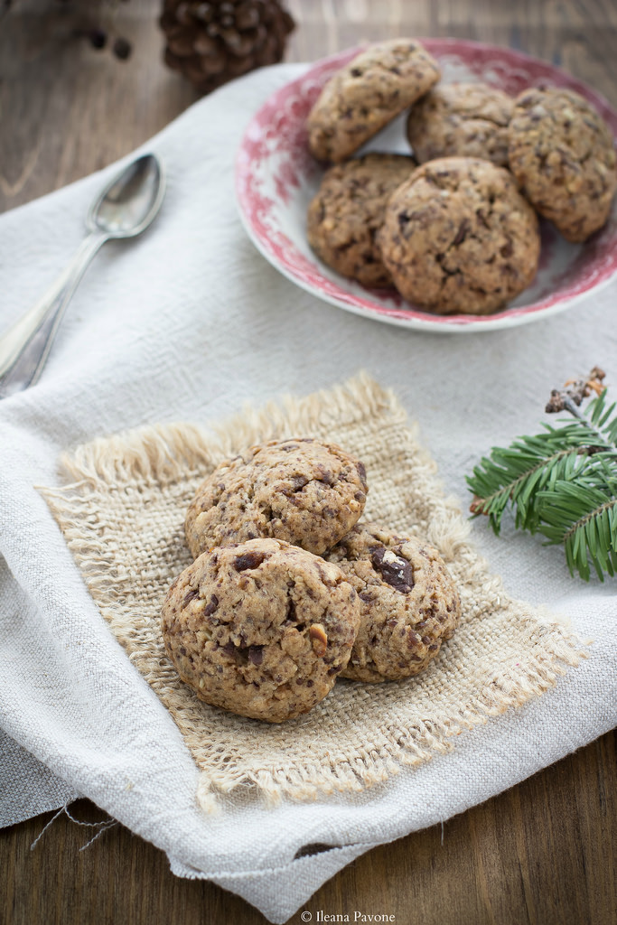 Biscotti vegan con nocciole e cioccolato