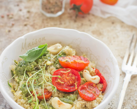 Come preparare l'insalata di quinoa con pomodorini al forno e germogli di lenticchie