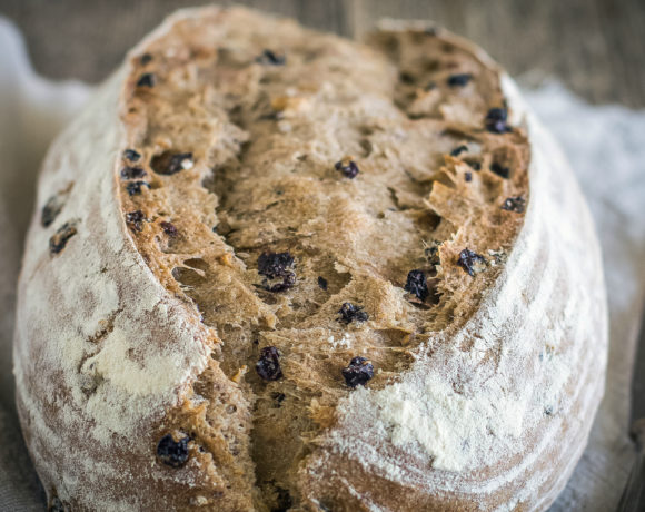 Pane con noci e uvetta