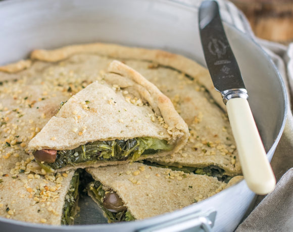 Torta salata con cime di rapa, olive e uvetta