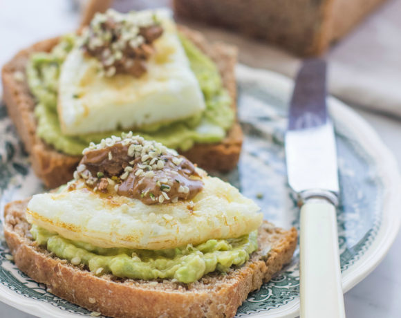 Toast con avocado, albumi e burro di nocciole