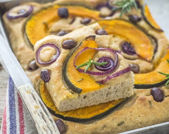 Focaccia con zucca, cipolle e olive