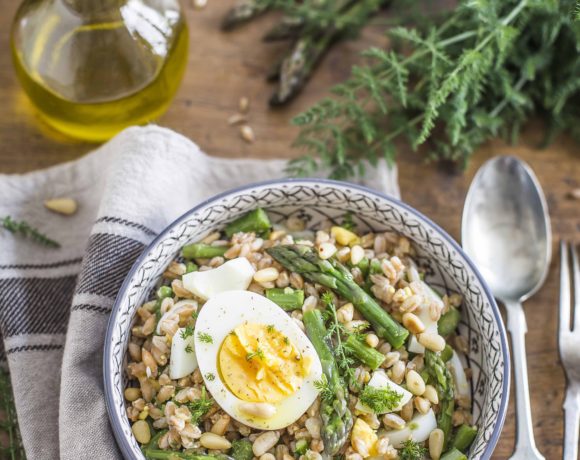 Insalata di farro con asparagi e uova