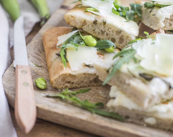 Pizza con asparagi, fave e pecorino